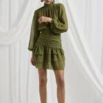 Λαδί φόρεμα μίνι με μοναστηριακό γιακά και βολάν2