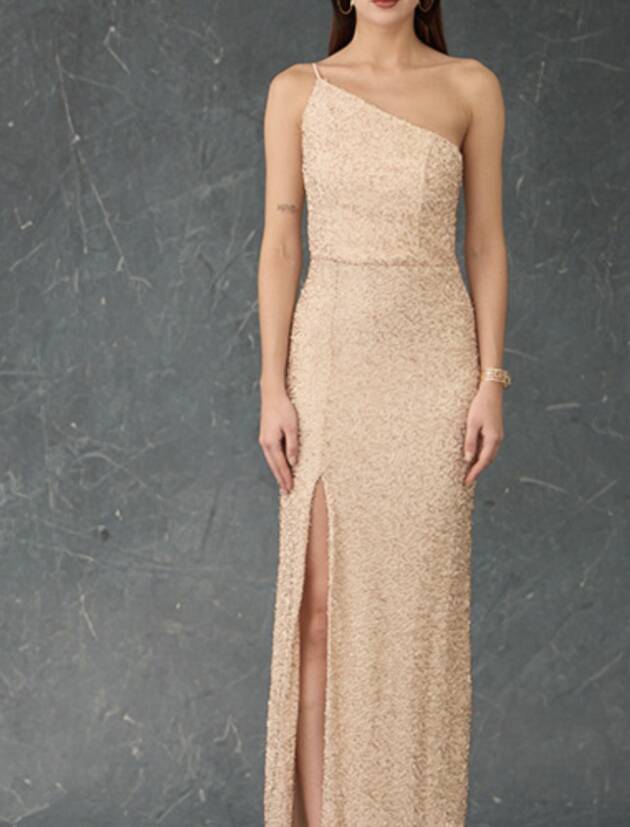 Μαξι βραδυνο φόρεμα μπεζ με χρυσές χάντρες και ενα ώμο4