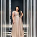 Plus size Μαξι αέρινο φόρεμα με γλιτερ σε χρυσή απόχρωση2