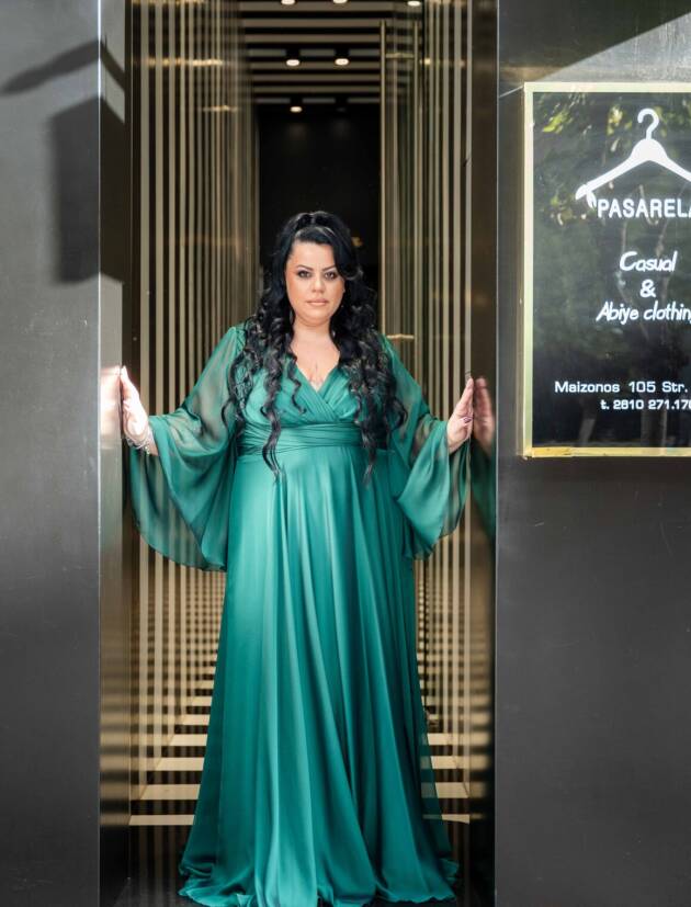 Plus size Μαξι αέρινο φόρεμα σε πράσινο απόχρωση και ύφασμα γάζα μεταξωτή