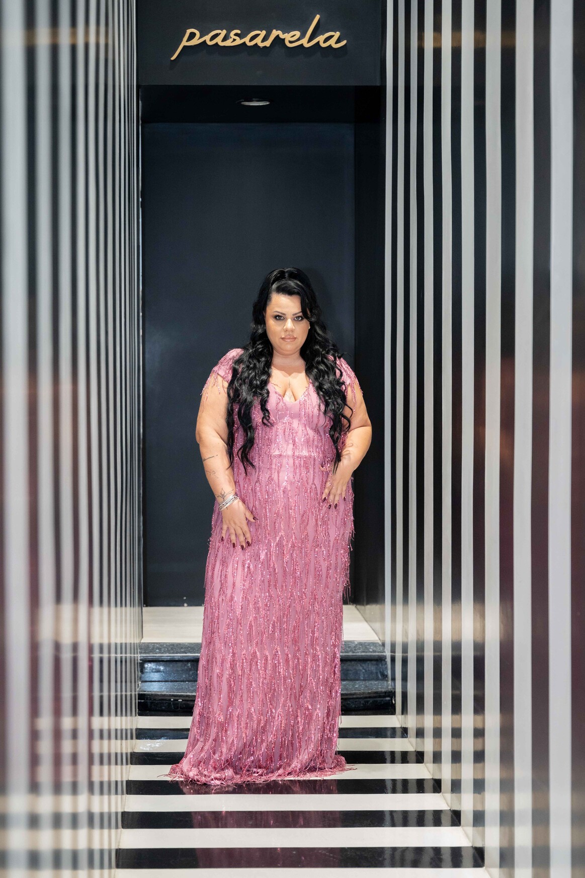 Plus size Μαξι γοργονε φόρεμα σε απόχρωση σάπιο μήλο1 • Pasarela Plus size Μαξι γοργονε φόρεμα σε απόχρωση σάπιο μήλο1