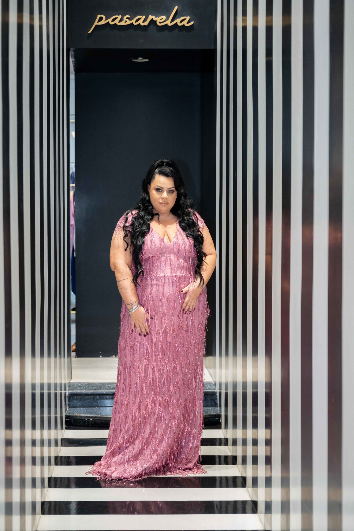 Plus size Μαξι γοργονε φόρεμα σε απόχρωση σάπιο μήλο2 • Pasarela Plus size Μαξι γοργονε φόρεμα σε απόχρωση σάπιο μήλο2