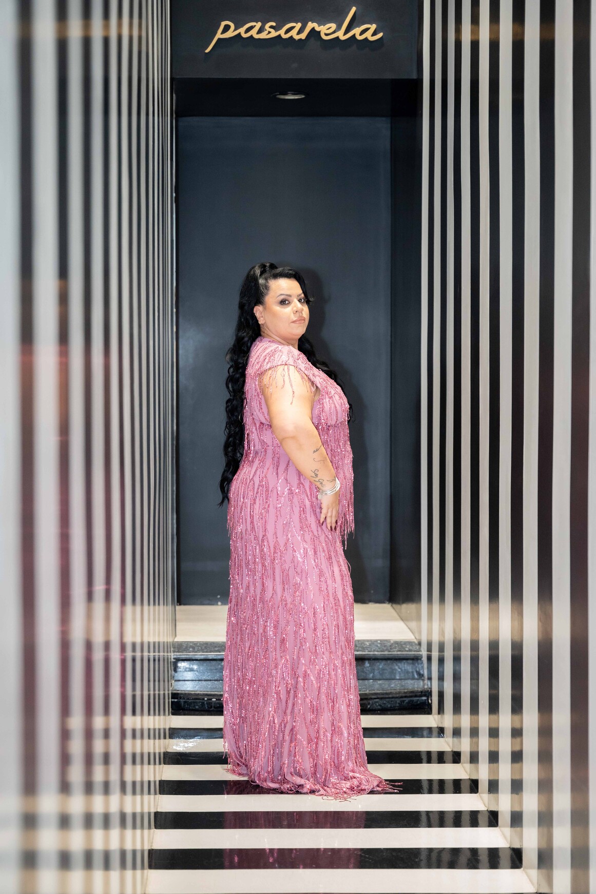 Plus size Μαξι γοργονε φόρεμα σε απόχρωση σάπιο μήλο3 • Pasarela Plus size Μαξι γοργονε φόρεμα σε απόχρωση σάπιο μήλο3