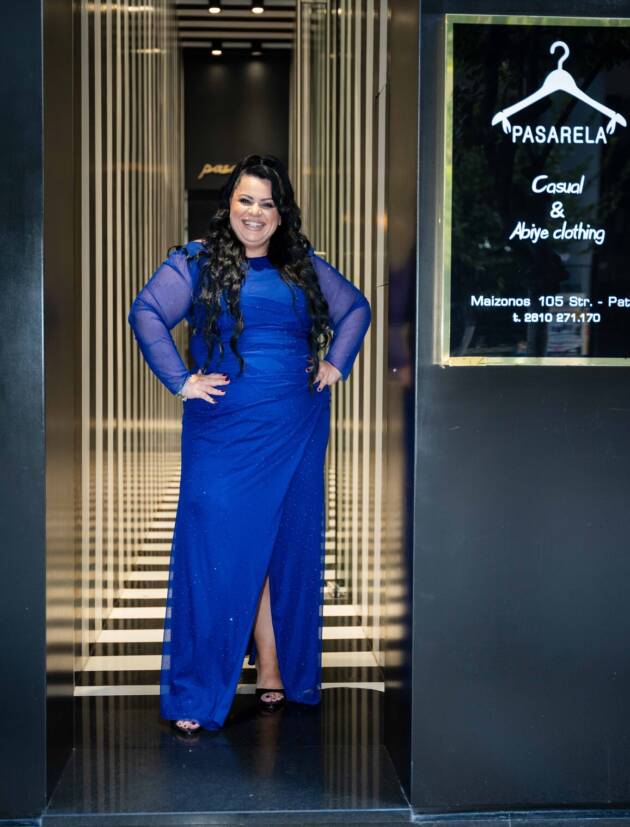 Plus size Μαξι γοργονε φόρεμα τούλι ελαστικό σε απόχρωση μπλε ρουά2