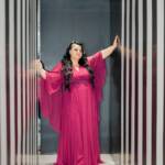Plus size Μαξι φόρεμα σε ίσια γραμμή αποτελείται από μακρύ μανίκι αέρινο και κλειστή πλάτη3