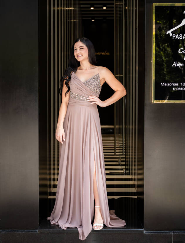 Μάξι αέρινο στράπλες φόρεμα σε μπεζ-πούρο χρώμα