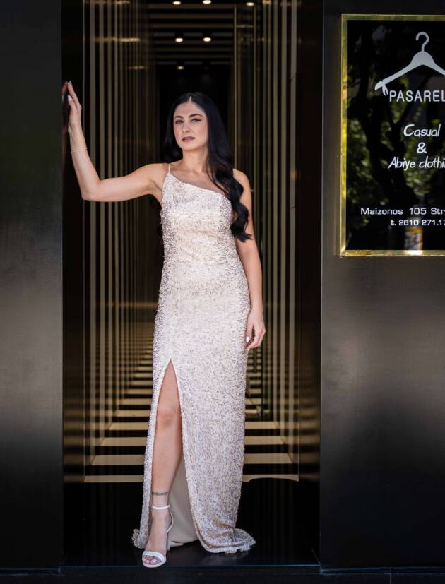 Μάξι γοργονέ φόρεμα με έναν ώμο σε μπεζ απόχρωση