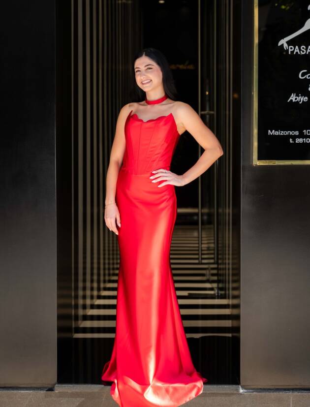 Μάξι γοργονέ φόρεμα σατέν σε απόχρωση κόκκινο με μπούστο κορσέ