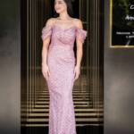 Μαξι γοργονε φόρεμα σε απόχρωση σάπιο μήλο2