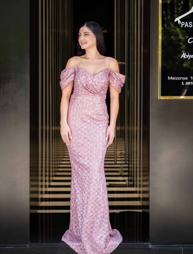 Μάξι γοργονέ φόρεμα σε απόχρωση σάπιο μήλο με ιδιαίτερο πλαϊνό μανικάκι