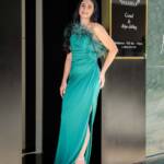 Μαξι ελαστικό φόρεμα με ένα ώμο σε σμαράγδι απόχρωση1