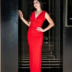 Μαξι ελαστικό φόρεμα σε κόκκινη απόχρωση και λεπτομέρεια με κόκκινα κρύσταλλα3