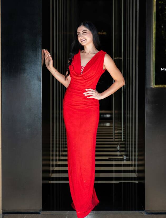 Μαξι ελαστικό φόρεμα σε κόκκινη απόχρωση και λεπτομέρεια με κόκκινα κρύσταλλα3