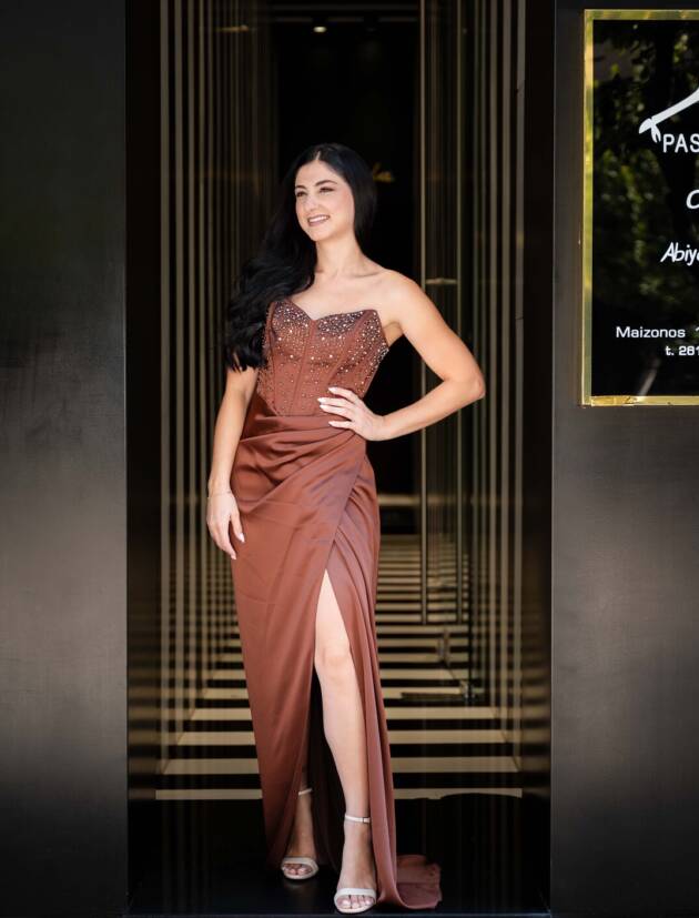 Μάξι σατέν φόρεμα σε απόχρωση καφέ