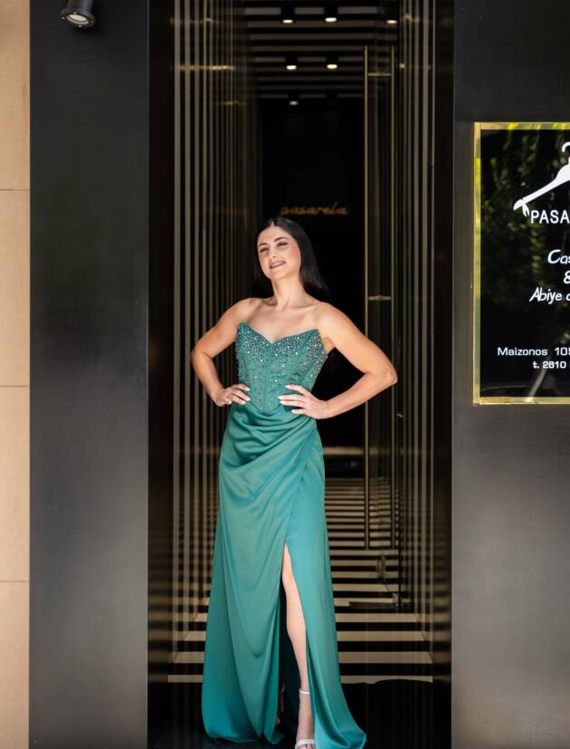 Μαξι στραπλες φόρεμα σατέν σε σμαράγδι απόχρωση3