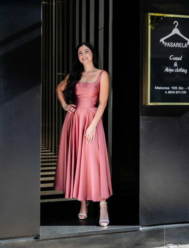 Μίντι αέρινο φόρεμαμε ιδιαίτερη πλάτη με κορδόνια και τετράγωνο μπούστο